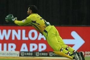MS Dhoni Takes Stunning Catch Without Gloves Then Breaks IPL Record; Twitter Instantly Reacts! 