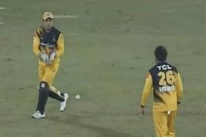 Video: Kamran Akmal Drops Easy Catch In PSL, Gets Brutally Trolled By Fans 