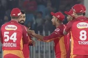 VIDEO: PSL 2020: Captain Gets Furious At Fielder For Throwing At Wrong End; Gets Amused With Direct Hit!