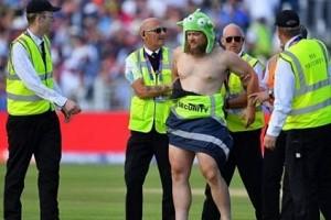 Bizarre Video: Naked Fan Runs Across Field, Interrupts England vs New Zealand Match| WATCH