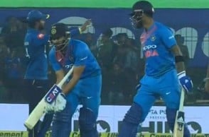 Video: This is how Rohit Sharma called Dhoni to bat at No. 3