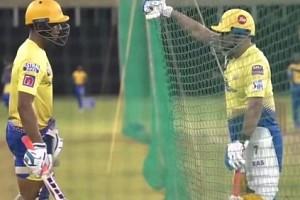 MS Dhoni gives batting tips to Rajvardhan Hangargekar during CSK training ahead of IPL 2022