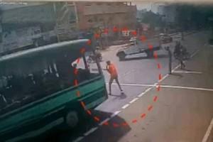 அசுரவேகத்தில் வந்த அரசுப்பேருந்து .. பணியில் இருந்த காவலர்களுக்கு நேர்ந்த சோகம்!