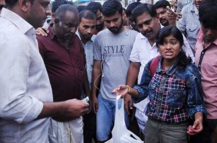 'யாருடைய உதவியும் தேவையில்லை'.. மீன் விற்கும் மாணவி குமுறல்!