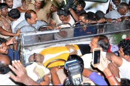 திமுக தலைவர் கருணாநிதியின் இறுதி ஊர்வலம் 4 மணிக்கு தொடங்குகிறது !