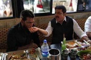 'சாப்பாடு ருசியா இருக்கு'.. சமையற்காரருக்கு உணவை ஊட்டிவிட்டு ரூ.25 ஆயிரம் டிப்ஸ் அளித்த அமைச்சர்!