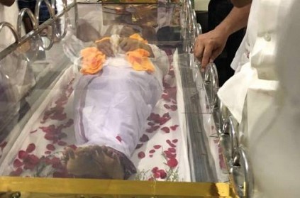 கோபாலபுரத்தில் 'அஞ்சலிக்காக' வைக்கப்பட்டது கருணாநிதி உடல்