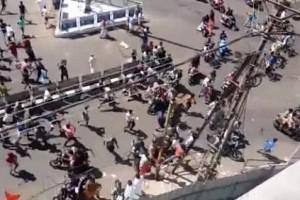 'கடையை மூட முடியாது'...வேணும்னா சூடா பரோட்டா தாரேன்,சாப்பிட்டு போங்க...போராட்டக்காரர்களை அலற விட்ட,கேரள மக்கள்!வைரலாகும் வீடியோ!