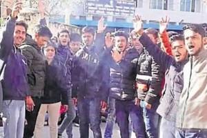 திருமணமான ஒருவரை, காதலிக்க மறுத்த பெண்ணுக்கு இப்படி ஒரு தண்டனையா? வலுக்கும் போராட்டம்!