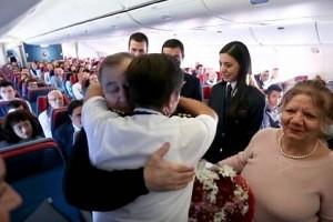 'விமானத்தில் தனது ஆசிரியரை கட்டியணைத்து கௌரவித்த விமானி'...நெகிழ்ச்சியான வீடியோ!