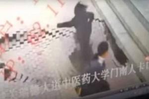 திடீரென பிளந்து, பெண்ணை உள்ளிழுத்துக்கொண்ட நடைபாதை: அதிர்ச்சி வீடியோ!