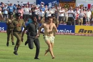 Watch Video: 'அரைகுறை ஆடையுடன்'.. கிரிக்கெட் மைதானத்தில் ஓடிப்பிடித்து விளையாடிய நபர்!