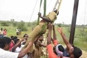 கஜா:மின் கம்பங்களை சீரமைத்த ஊழியருக்கு விபத்து; ஓடிவந்து கைப்பிடித்த அமைச்சர்!