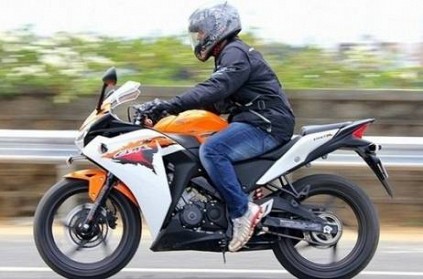 ஆடைக்குள் பாம்பு புகுந்தது தெரியாமல்.. அரை மணி நேரம் பைக் ஓட்டிய இளைஞர்!