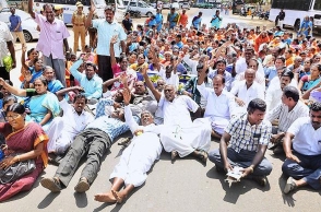 1 lakh govt employees including teachers to be served notice