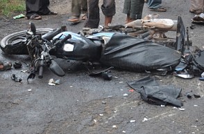 Bike rams into barricade near Chennai, two die