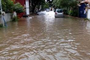 Chennai rains: Roads flooded, vehicles stuck in traffic