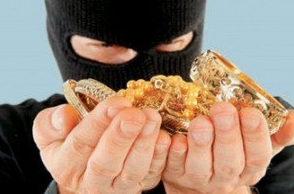 Fake cops loots jewelry worth Rs. 1.60 lakhs from a senior woman.