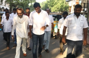 LIVE: Vishal pays respect in Jaya's memorial
