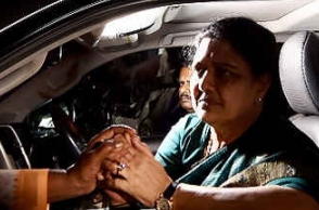 Sasikala leaves for Bengaluru after being out for 5 days