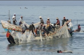 Sri Lankan Navy arrests 10 TN fishermen