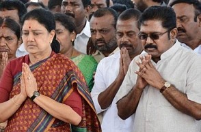 Symbol Controversy: Sasikala, TTV Dhinakaran make a move | Tamil Nadu News