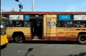 பேருந்து கட்டண உயர்வு போராட்டம்: தி.மு.க கட்சிக்கொடி ஏந்தி களத்தில் குதித்த திரைப்பிரபலம்!