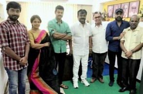 Nadigar Sangam members meet Vijayakant
