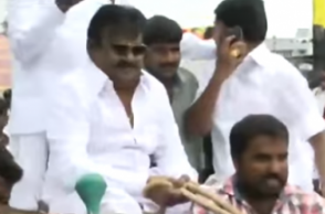 Vijaykanth travels in Bullock cart to attend protest