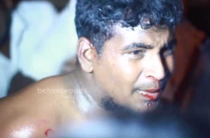 Watch: Man caught while snatching chain, thrashed by people