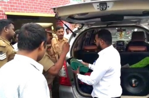 Watch: Quarrel between lawyer and police in RK Nagar police station