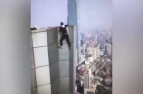 WATCH VIDEO: Daredevil falls off while doing pull ups off a skyscraper