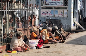 What this 85-year-old beggar did will warm your heart