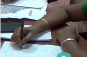 Woman officer draws ‘kolam’ during discussion on dengue control measure