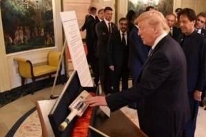 US President Donald Trump gifts cricket bat to this Cricketer-turned-Politician!
