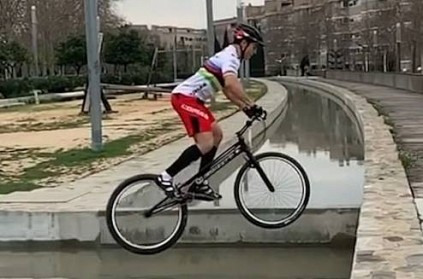 Mountain biker balances on cycle wheel escapes falling Sergi vide