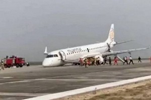 Shocking Video: Pilot lands plane without front wheel