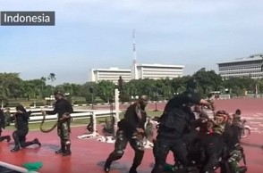 Watch: Indonesian soldiers bite and drink the blood of venomous snakes