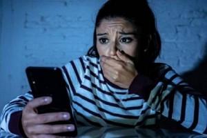 Woman sends Messages to Dead Father's Mobile Number every day; Gets Heartwarming Reply After 4 Years!