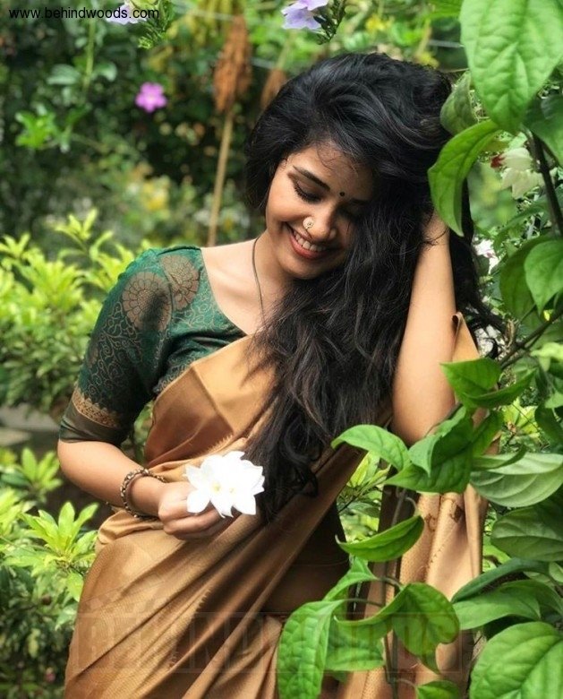 Anupama Parameswaran sends her best wishes for Onam dressed in a white and  gold saree : Bollywood News - Bollywood Hungama