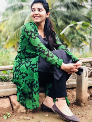 Athulya Ravi (aka) AthulyaRavi