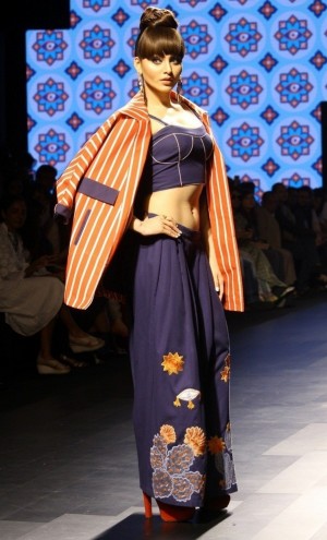 Urvashi Rautela (aka) Urvashi Rautela