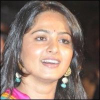 anushka-thulli-ezhunthathu-kadhal-05-11-11