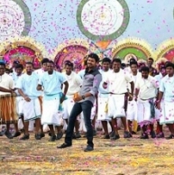 Ilayathalapathy Vijay and Samantha along with 100 dancers