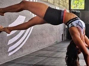 'Beauty and the Beast' - Pretty actress' next level pose stuns fans!