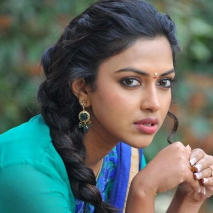 Amala Paul thanks Vishal for standing by her during her tough time