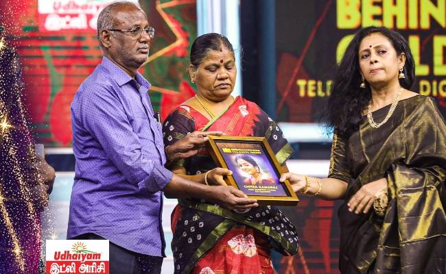 Behindwoods Gold Icons Emotional moment as VJ Chitra