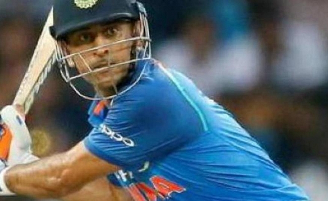 Celebrities react to Dhoni retirement from cricket