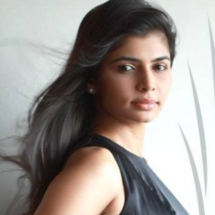 Chinmayi clarifies on her fake picture with Nithyananda