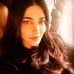 Popular actress/host becomes Shruthi Haasan's sister! Details here!
